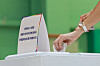 A voter in Gangnam District, southern Seoul, casts their ballot on June 3, the day of Korea's 21st presidential election. [YONHAP]