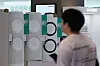 A customer looks at air conditioners on display at a retail store in Seoul on May 25 amid hot weathers continuing through the month. [YONHAP]
