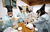Participants for Local 100 tour try making the sacred liquor sinju at Ojuk Hanok Village on Jan. 26. [MINISTRY OF CULTURE, SPORTS AND TOURISM]