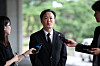 TMON CEO Ryu Gwang-jin answers questions from the press in front of the Seoul Central District Prosecutors' Office in Seocho District, southern Seoul, ahead of questioning on Thursday. [NEWS1]