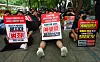 Victims affected by delayed payments from TMON and WeMakePrice protest in front of the Financial Supervisory Service's office building in western Seoul on Aug. 25. [YONHAP]