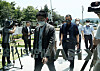 Inspectors from the Fair Trade Commission enter the headquarters of the Korean Medical Association in Yongsan, central Seoul, on Wednesday. [NEWS1]