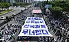 Doctors protest against the government’s medical reform policies on the roads in western Seoul on Tuesday. [YONHAP]