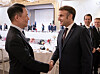 Paris Croissant CEO Hur Jin-soo, left, and French President Emmanuel Macron shake hands at the dinner hosted in Élysée Palace in Paris, France, on Monday. [SPC GROUP]