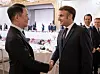 Paris Croissant CEO Hur Jin-soo, left, and French President Emmanuel Macron shake hands at the dinner hosted in Élysée Palace in Paris, France, on Monday. [SPC GROUP]