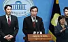 Lee Nak-yon, center, a former prime minister, announces his departure from the liberal Democratic Party (DP) at a press conference at the National Assembly in Yeouido, western Seoul, on Thursday. [NEWS1]