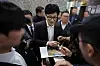 Former Justice Minister Han Dong-hoon signing autographs after visiting the Seongnam city office on Dec. 13. [YONHAP]
