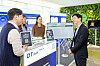 GS Caltex CEO Hur Suh-hong, far right, and employees take part in the company’s third DT Day. [GS CALTEX]