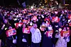 Protesters wave K-pop light sticks during a rally calling for President Yoon Suk Yeol's impeachment in Yeouido, Seoul, on Saturday. [JOONGANG ILBO]
