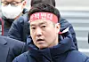 Kim Se-ui of YouTube channel Hoverlab wears a headband reading 'Against impeachment' at a press conference on March 17 in front of the Seoul Metropolitan Police Agency in central Seoul, held by late actor Kim Sae-ron's family's attorney Bu Ji-seok, before filing a report against YouTuber Lee Jin-ho of defamation. [YONHAP]