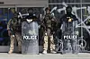 U.S. Customs and Border Protection officers guard an entrance of the Federal Building in Los Angeles while protesters rally during a demonstration in response to a series of U.S. Immigration and Customs Enforcement (ICE) raids throughout the country, on Tuesday, June 10, 2025. [AP/YONHAP]