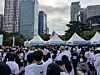 Runners waiting and lined up to receive their finisher medal at the inaugural Disney Run Seoul 2025 held on Oct. 11. [KIM JI-YE]
