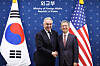 Korea's Vice Foreign Minister Kim Hong-kyun, right, shakes hands with U.S. Deputy Secretary of State Kurt Campbell prior to their talks at the foreign ministry in Seoul in October. [YONHAP]