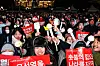 Protesters wave K-pop light sticks during a rally calling for President Yoon Suk Yeol's impeachment in Yeouido, Seoul, on Saturday. [JOONGANG ILBO]