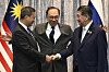 Cambodia's Prime Minister Hun Manet, left and Thailand's acting Prime Minister Phumtham Wechayachai, right shake hands as Malaysia's Prime Minister Anwar Ibrahim gestures after talks on a possible ceasefire between Thailand and Cambodia in Putrajaya, Malaysia, Monday, July 28, 2025. [AP/YONHAP]