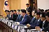 The Korea Chamber of Commerce and Industry (KCCI) chairman Chey Tae-won presents the progress regarding the APEC summit preparations during a task force meeting held on June 17 in central Seoul. [PRIME MINISTER'S SECRETARIAT]