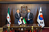 Foreign Minister Cho Tae-yul, left, poses with Syrian Foreign Minister Asaad al-Shaibani in Damascus on April 9, 2025, after signing the joint statement on the establishment of diplomatic relations. [MINISTRY OF FOREIGN AFFAIRS]