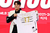 Choo Shin-soo poses with a commemorative No. 17 jersey featuring a list of major milestones in his career during a press conference in Incheon on Thursday.  [NEWS1]