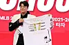 Choo Shin-soo poses with a commemorative No. 17 jersey featuring a list of major milestones in his career during a press conference in Incheon on Thursday. [NEWS1]