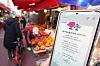 Shoppers pick out fruit at a market in Yeongdeungpo District, western Seoul, on Jan. 9. [NEWS1]