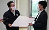 Former Land Minister Won Hee-ryong, left, listens to an explanation about sound-absorbing mats at a state-supplied apartment in Seoul in August 2022. [YONHAP]