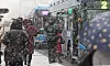 People wait for the bus in the snow in Jongno District, central Seoul, on Feb. 6. Heavy snow advisories were issued in most of the country on Thursday, with some commuters worried over whether they could arrive home. [NEWS1]