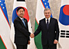 Korean Finance Minister Koo Yun-cheol, left, shakes hands with Uzbek President Shavkat Mirziyoyev in Samarkand, Uzbekistan, on May 3. [MINISTRY OF FINANCE AND ECONOMY]