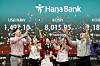 Employees take part in a ceremony at the dealing room of Hana Bank in Jung District, central Seoul, on May 15 to celebrate the benchmark Kospi having risen over the 8,000-point mark for the first time in early trading. [YONHAP]
