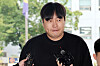 Comedian Lee Jin-ho appears at the Seoul Gangnam Police Precinct on Tuesday on charges of compulsive gambling and fraud. [NEWS1]
