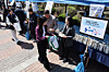 Students at Sookmyung Women’s University in Yongsan District, Seoul, receive exam snacks in their canvas bags on April 7 amid ongoing shortages of plastic-bag raw materials caused by the war in the Middle East. [YONHAP]