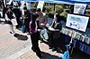 Students at Sookmyung Women’s University in Yongsan District, Seoul, receive exam snacks in their canvas bags on April 7 amid ongoing shortages of plastic-bag raw materials caused by the war in the Middle East. [YONHAP]