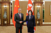 North Korean Foreign Minister Choe Son-hui, right, shakes hands with Chinese Foreign Minister Wang Yi in Pyongyang on April 9 in this photo provided by the Rodong Sinmun. [NEWS1]