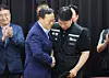 Yeo Myung-koo, left, Samsung Electronics' chief management negotiator and head of the Device Solutions division's People Team, and Choi Seung-ho, right, head of the Samsung Electronics chapter of the Samsung Group United Union, shake hands after signing a tentative agreement. [YONHAP]