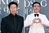 Actor Yoo Hae-jin, left, and Ryu Seung-ryong pose at the 62nd Baeksang Arts Awards as they win the grand prizes on May 8. [NEWS1]