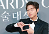 Actor Park Ji-hoon poses on the red carpet at the 62nd Baeksang Arts Awards on May 8. [NEWS1]