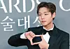 Actor Park Ji-hoon poses on the red carpet at the 62nd Baeksang Arts Awards on May 8. [NEWS1]