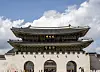 A composite image shows how a Hunminjeongeum-style nameboard in hangul, the Korean alphabet, could be added beneath the existing Hanja plaque in Gwanghwamun, made by a civic group campaigning to install a Hunminjeongeum-style nameboard in the Korean alphabet on the main gate of Gyeongbok Palace. [SCREEN CAPTURE]