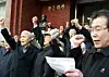 Representatives of the Korean Language Society of Korea and related groups chant slogans during a protest outside the Hangeul Hall in Jongno District, central Seoul, on Jan. 26, 2005, opposing the Cultural Heritage Administration’s plan to replace the Gwanghwamun nameboard with a Chinese-character version. Lee Dae-ro, far right in front, leads the chants. [OH JONG-TAEK]