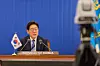 President Lee Jae Myung speaks during an international summit led by France and Britain to discuss the freedom of navigation in the Strait of Hormuz at the Blue House in central Seoul on April 17. Lee took part in the summit via videoconference, joining some 50 countries. [BLUE HOUSE]
