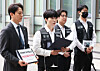 Members of Samsung Electronics' Device eXperience Division labor union hold a press conference in front of Suwon District Court in Suwon, Gyeonggi, on May 20. [YONHAP]