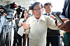 Lee Man-hee, center, the founder of the Shincheonji Church of Jesus, appears at the office of a prosecution-police task force in Seoul on June 4 to undergo questioning on suspicions of violating the Political Parties Act. [YONHAP]