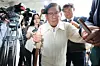 Lee Man-hee, center, the founder of the Shincheonji Church of Jesus, appears at the office of a prosecution-police task force in Seoul on June 4 to undergo questioning on suspicions of violating the Political Parties Act. [YONHAP]