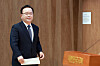 Former Prime Minister Kim Boo-kyum enters a press conference room at the National Assembly in Yeouido, western Seoul, on March 30. [YONHAP]