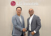 Moon Hyuk-soo, the president of LG Innotek, left, and Qasar Younis, the CEO of Applied Intuition, shake hands to commemorate the signing of a strategic partnership between the two companies. [LG INNOTEK]
