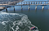 A patrol boat cruises in the Han River in southern Seoul on Jan. 21. [YONHAP]
