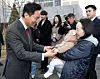 Seoul Mayor Oh Se-hoon speaks with newlywed couples scheduled to move into a long-term jeonse housing project at a newly built apartment complex in Gwangjin District, eastern Seoul, on March 31, 2025. [NEWS1]