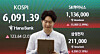 Stock prices for SK hynix and Samsung Electronics are displayed on an electronic board in the dealing room of Hana Bank’s headquarters in Jung District, central Seoul, on April 15. [YONHAP]