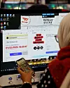 A BTS fan checks the time at an internet cafe in Seoul on Jan. 22 before tickets open for BTS’s first concerts in Korea in years as part of its world tour. [REUTERS/YONHAP]