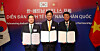 From left, CEO of Hana Bank Lee Ho-sung, CEO of the Korea Overseas Infrastructure & Urban Development Corporation Kim Bok-hwan and CEO of Bank for Investment and Development of Vietnam Le Ngoc Lam take a photo after signing a trilateral MOU at the Korea-Vietnam Business Forum in Hanoi on April 23. [HANA BANK]