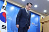 Heo Cheol-hoon, secretary general of the National Election Commission, bows his head as he apologizes for ballot shortages at the commission's headquarters in Gwacheon, Gyeonggi on Wednesday. [NEWS1]